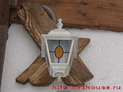 светильник на фасаде